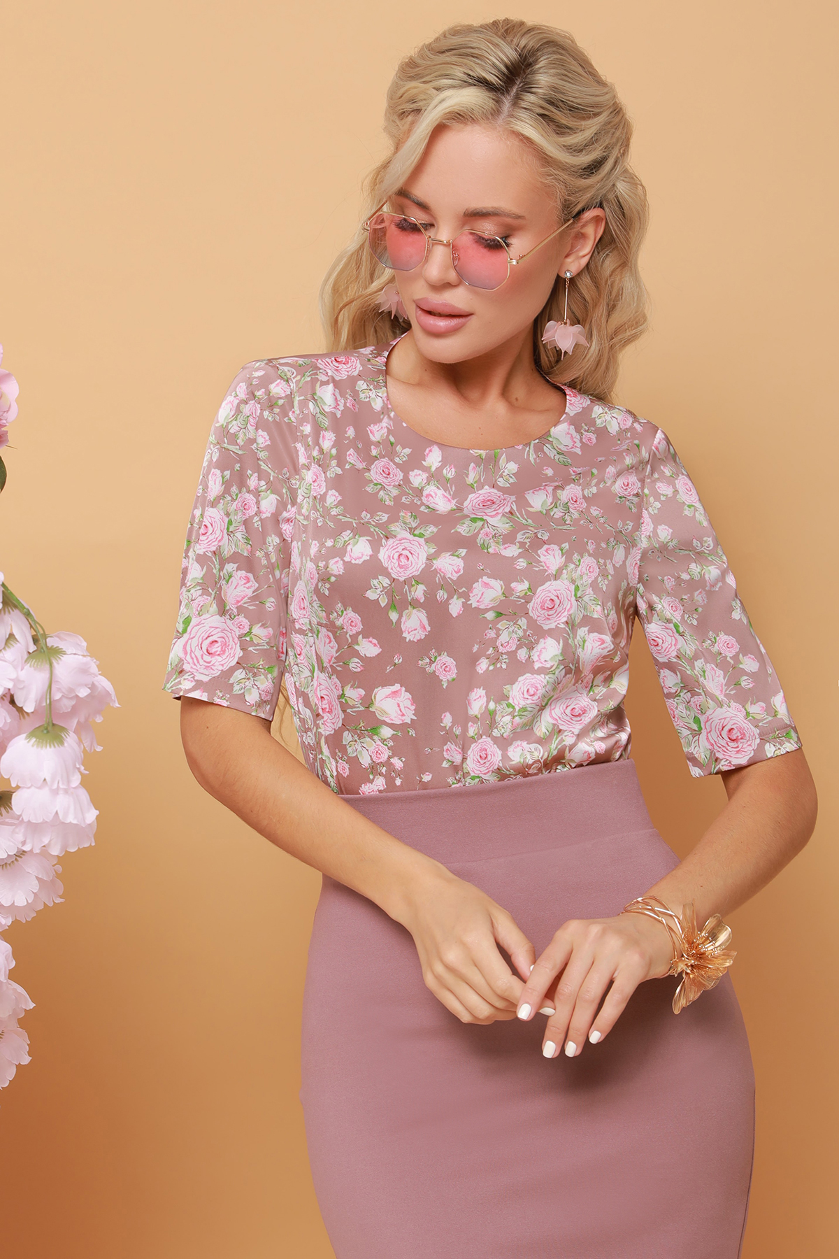 Блузка розовая с розовым принтом